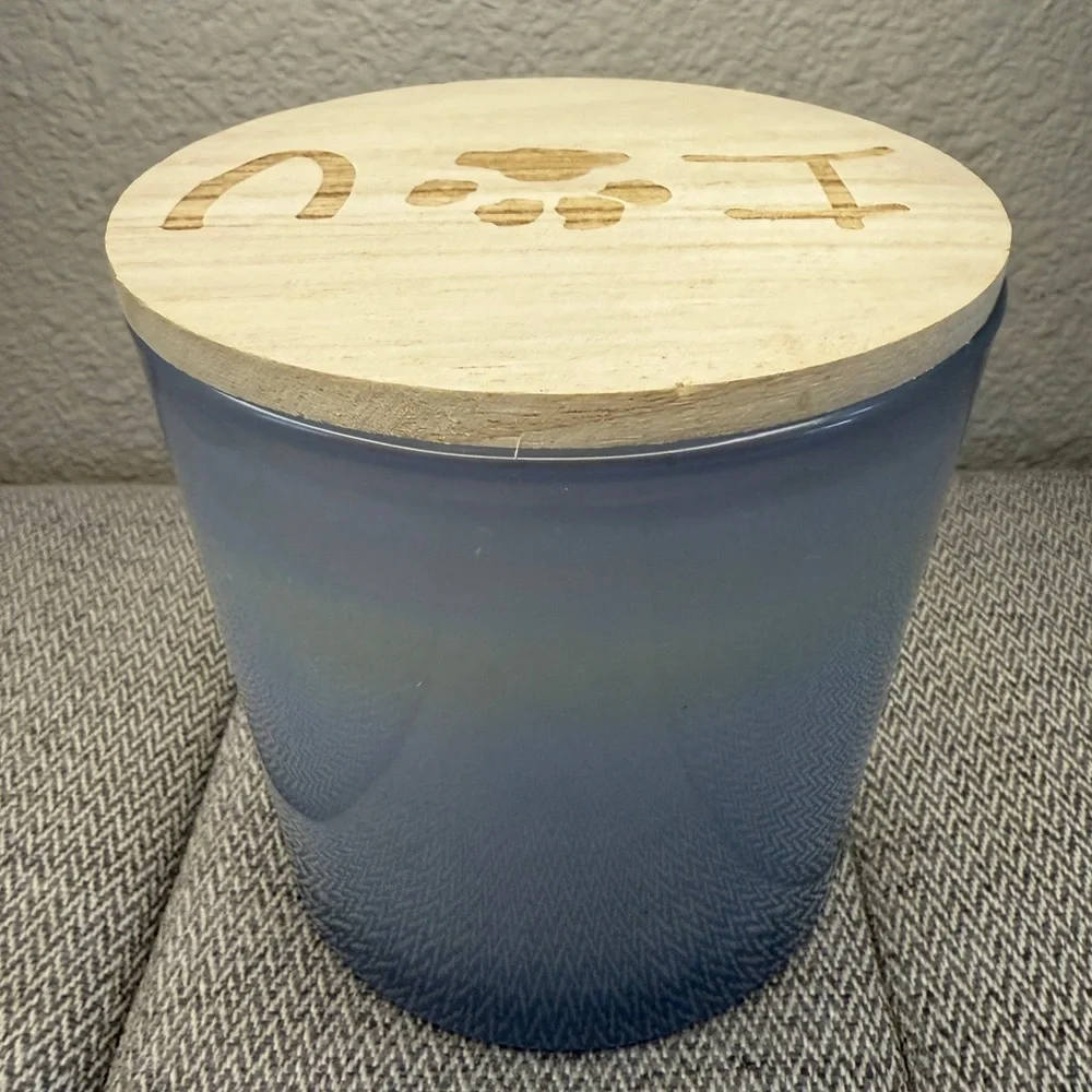 Sand + Paws Odor Neutralizing Scented Candle - Ocean & Driftwood, 21oz, 3 Wick - Picture 7 of 11